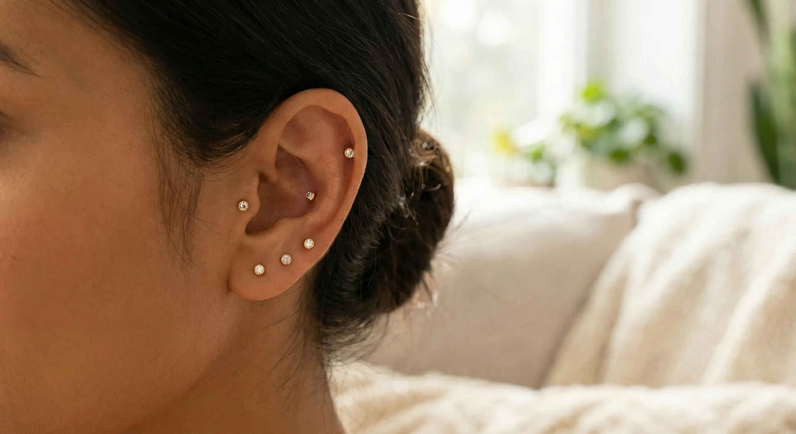 Ear Seeds (Graines Auriculaires) : 1 Tuto Pose & Cartographie (2026) - Femme appliquant un soin