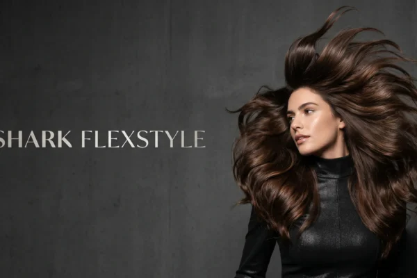 Mouvement de cheveux volumineux et brillants réalisé avec le Shark Flexstyle.