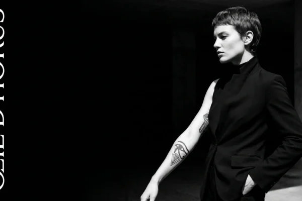 Photographie de mode contrastée mettant en valeur un tatouage de l'œil d'Horus.