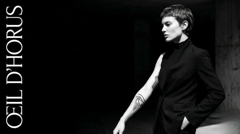 Photographie de mode contrastée mettant en valeur un tatouage de l'œil d'Horus.