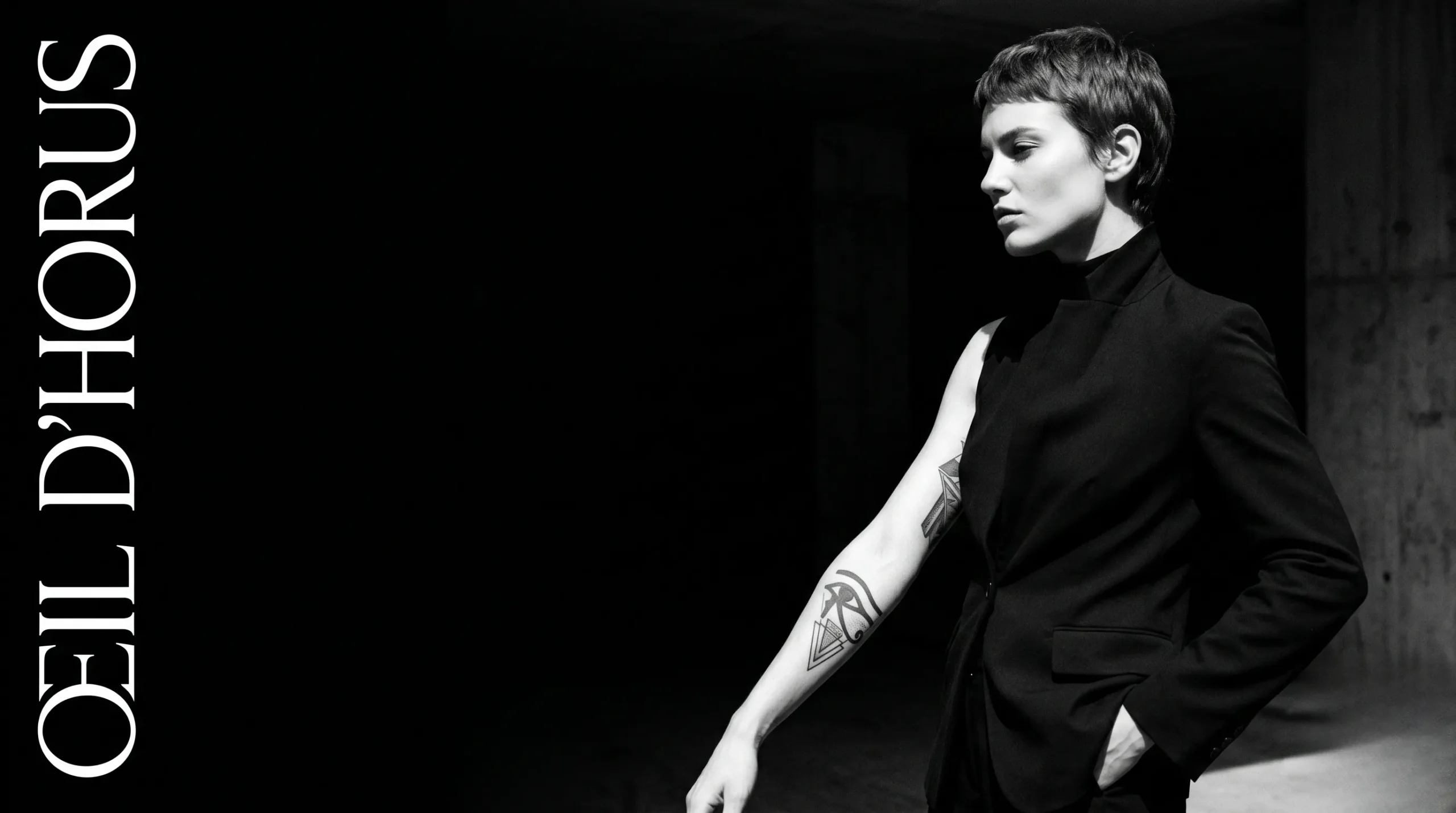 Photographie de mode contrastée mettant en valeur un tatouage de l'œil d'Horus.