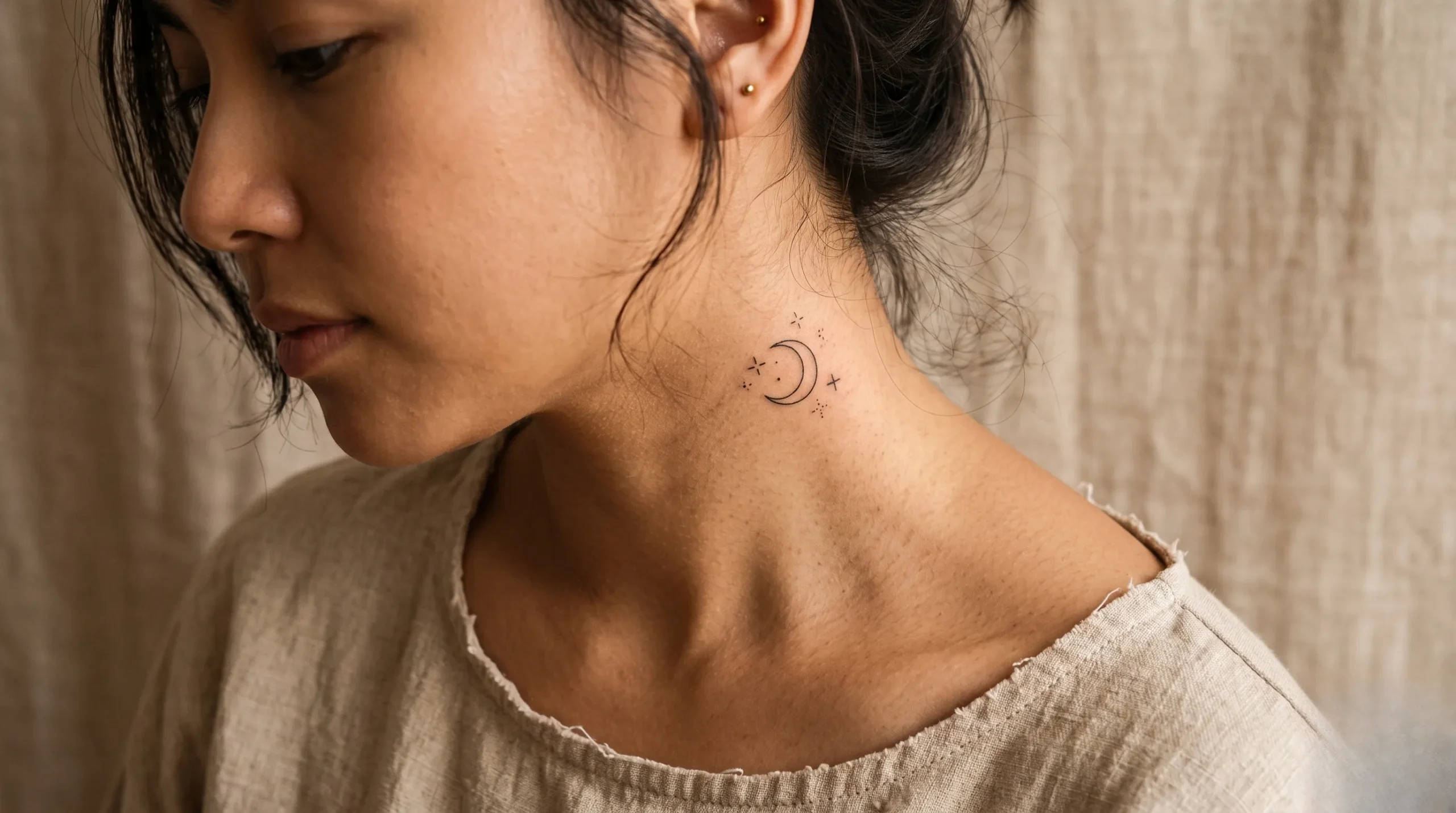 Tatouage délicat de l'œil d'Horus sur une peau à la texture douce. Tatouage oeil d horus