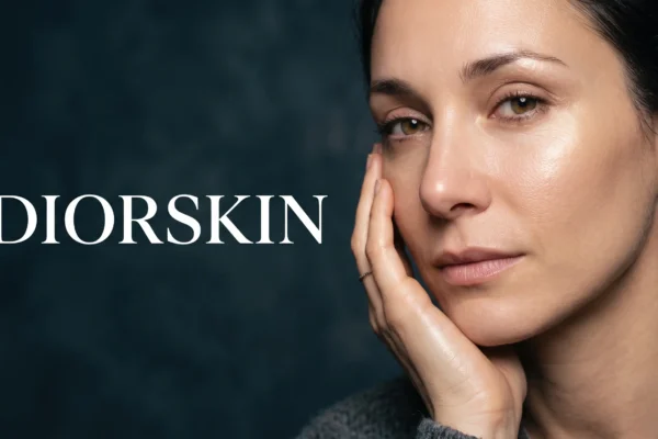 Gros plan sur un teint parfait illustrant le rendu du maquillage Diorskin.
