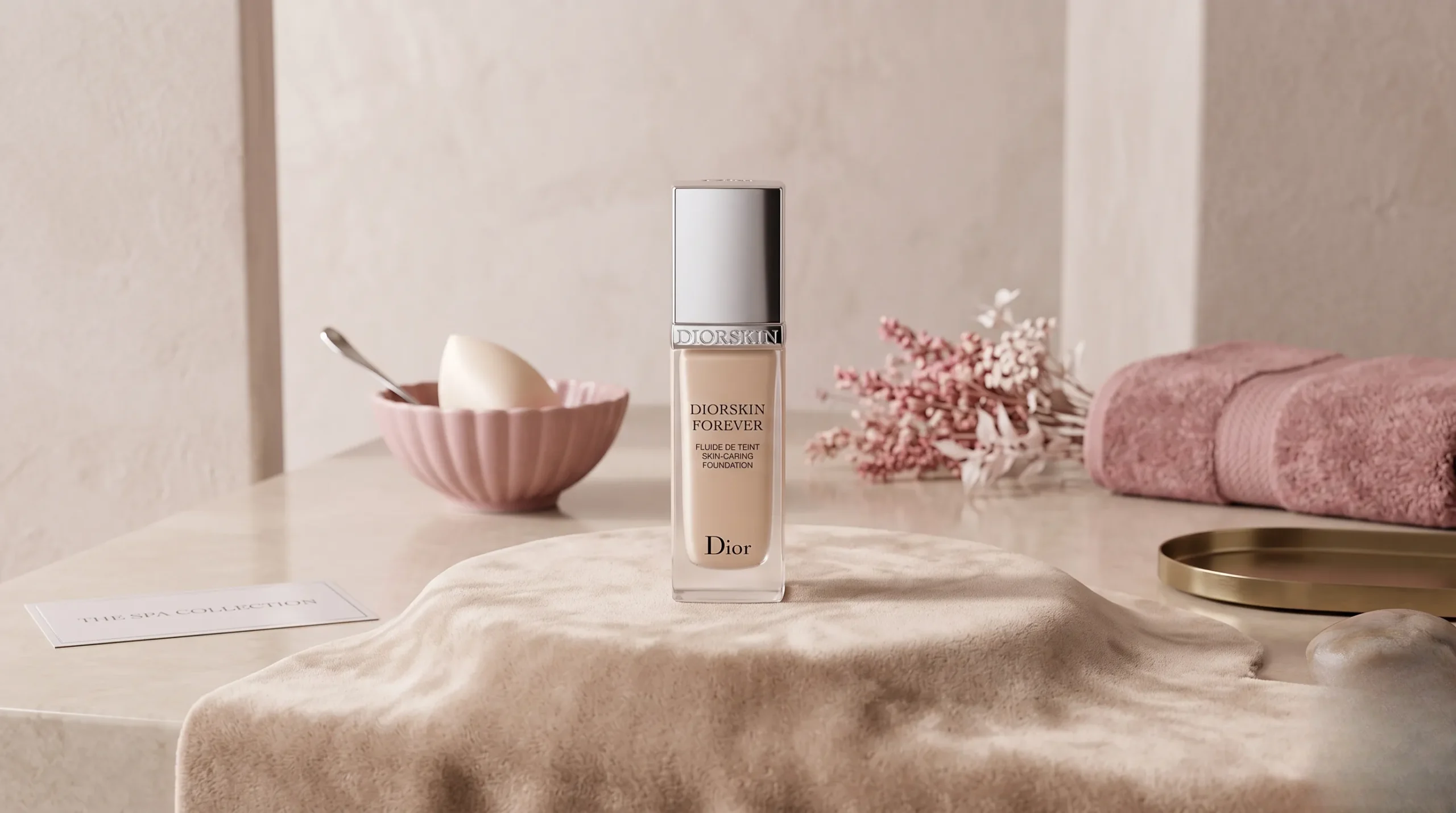 Fond de teint de luxe Diorskin sur fond velours pour un look parfait.