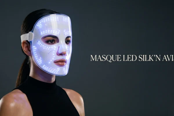 Photographie éditoriale montrant l'efficacité d'un masque LED pour une peau jeune.