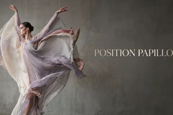 Mouvement artistique et élégant symbolisant la position du papillon