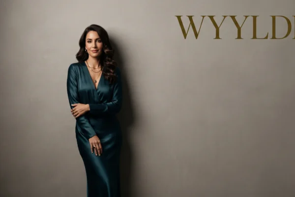 Portrait sophistiqué d'une femme pour un guide de rencontres sur Wyylde