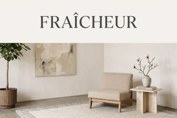 Intérieur minimaliste baigné de lumière douce avec grand espace négatif pour typographie.