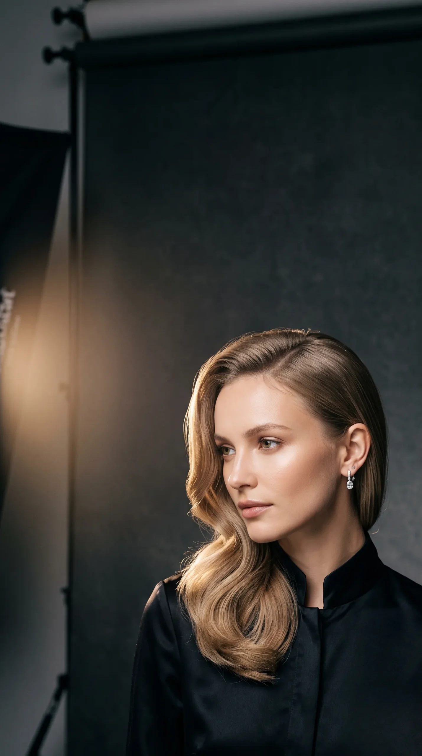 Image éditoriale de luxe mettant en avant une coiffure pour cheveux fins.