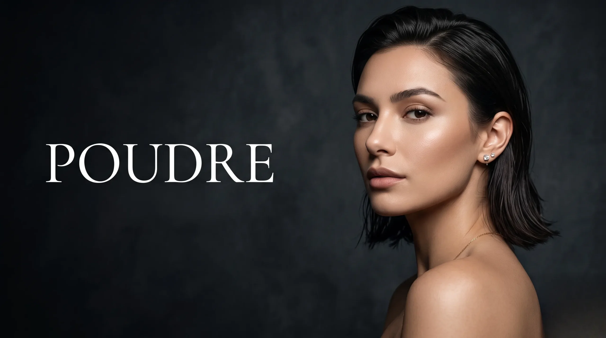 Portrait beauté éditorial au teint parfait mat et lumineux avec espace vide pour titre.