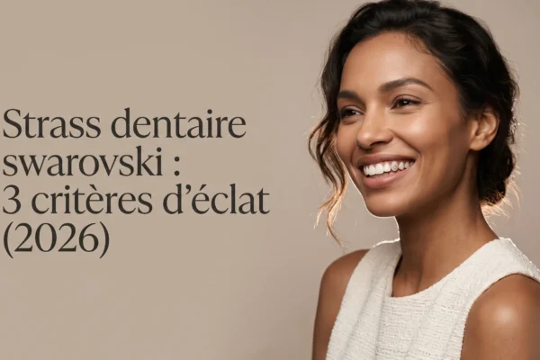 Photographie éditoriale de mode montrant un sourire lumineux avec un strass dentaire Swarovski, habilement mis en valeur pour l'article sur les critères d'éclat en 2026.