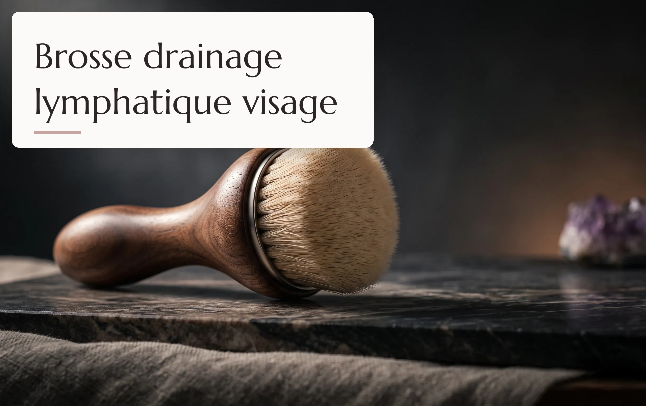 brosse de drainage lymphatique pour le visage posée avec soin dans un écrin de luxe