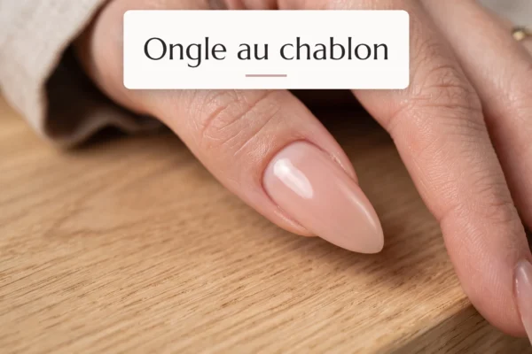 Photographie éditoriale de luxe présentant une pose d'ongle au chablon parfaite aux tons nude et rosé.