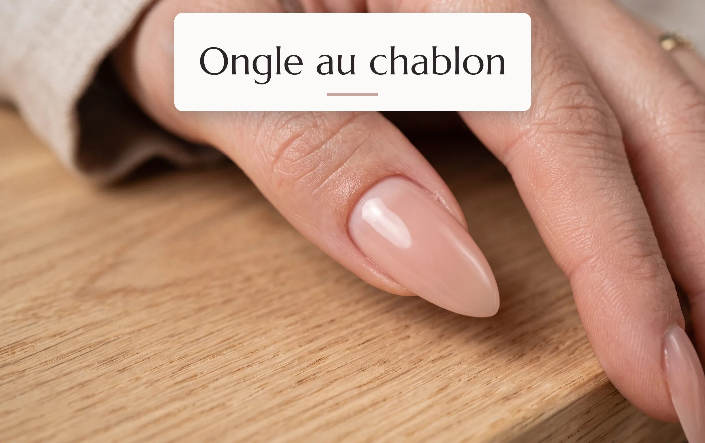 Photographie éditoriale de luxe présentant une pose d'ongle au chablon parfaite aux tons nude et rosé.