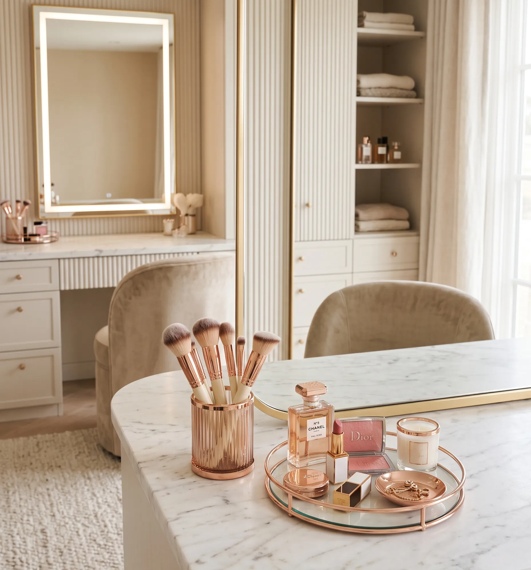 Coiffeuse en marbre épurée avec des accessoires de beauté dorés dans une pièce aux teintes poudrées